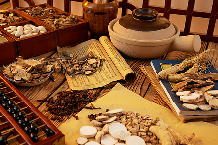 中医健康养生桌子上的中药和砂锅背景