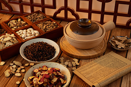 陈皮柑桌子上的中药山楂和丁香背景