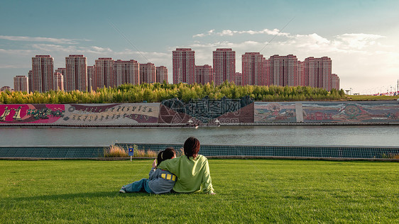 夏季城市绿色植被休闲旅游图片