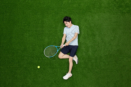 创意俯拍年轻男孩接网球的姿势图片