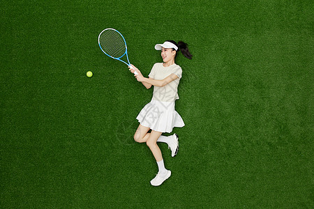 创意俯拍年轻女孩打网球精彩瞬间图片