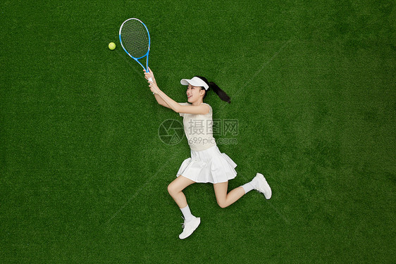 创意俯拍青春少女打网球图片