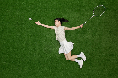创意俯拍运动系美女打羽毛球图片