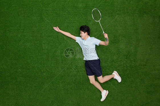 创意俯拍年轻男孩起跳接球瞬间图片