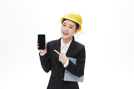 微笑指着手上手机的女工程师图片
