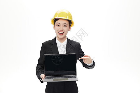 微笑展示手上电脑的女工程师图片