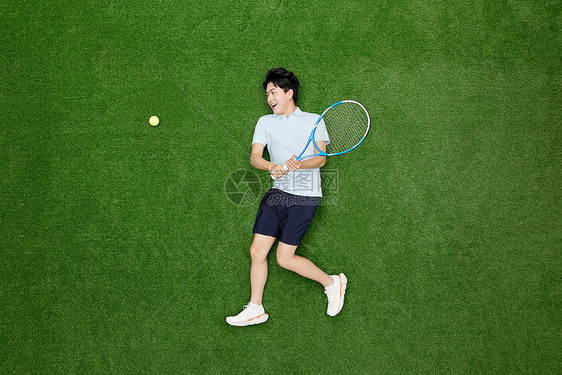 创意俯拍帅气青年网球接球瞬间图片
