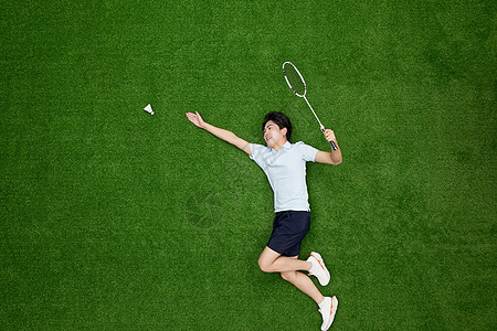 创意俯拍帅气青年打羽毛球图片