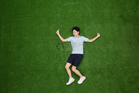 创意俯拍正在跳绳的男青年图片