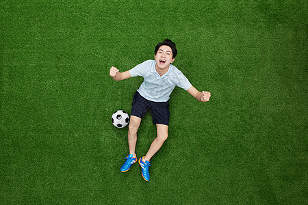创意俯拍运动青年与足球图片