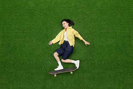 创意俯拍滑板女孩运动瞬间图片