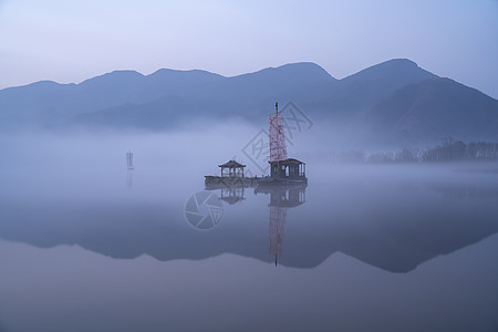 夏宫湖景湖北神农架旅游大九湖晨雾背景