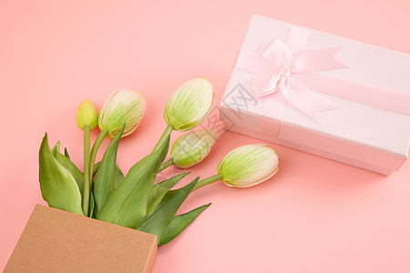 母亲节白色郁金香花束与粉色礼物盒背景图片