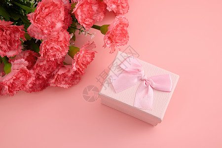 红色礼物盒一大束娇艳欲滴的红色康乃馨和粉色蝴蝶结礼物盒背景