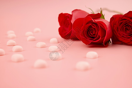 情人节粉色巧克力与红玫瑰背景图图片