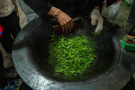 春天茶园茶叶制作炒茶背景图片