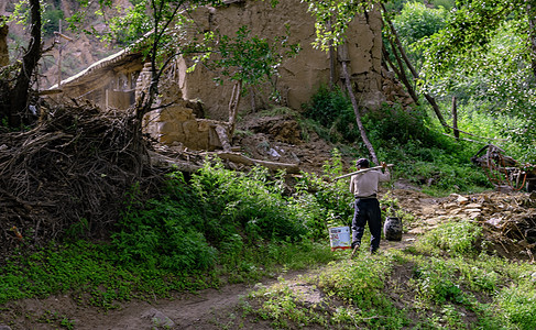 内蒙古贫困山区夏季人物图片