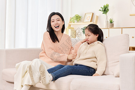 生气女人年轻妈妈正在逗弄生气的女儿背景