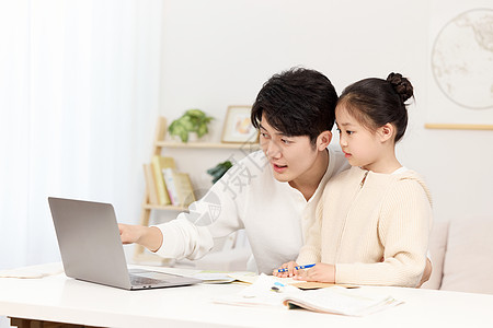 电脑教学正在指导女儿作业的年轻爸爸背景