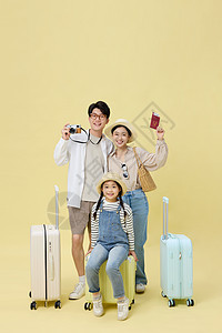 坐在行李箱上的萌娃与父母亲昵合影图片