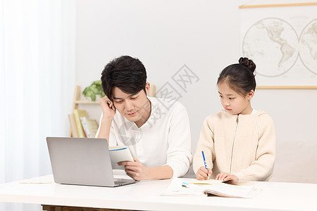 电脑教学指导女儿作业时挠头苦恼的爸爸背景