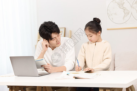 电脑教学指导女儿作业时挠头苦恼的爸爸背景