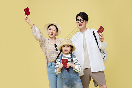 一家三口旅行一家三口兴奋展示手上的护照背景