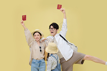 见家长手里高举护照欢乐展示的年轻父母背景
