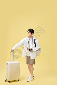 行李箱年轻男大学生旅游形象背景