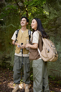 徒步登山的年轻情侣高清图片