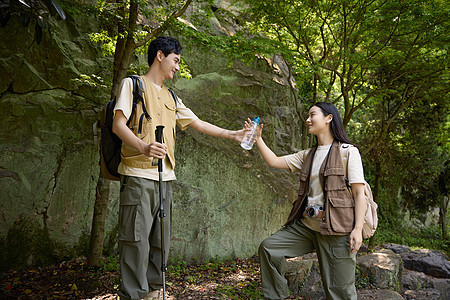 徒步登山的年轻情侣图片