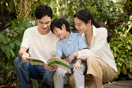 一家人在植物园看植物百科全书图片