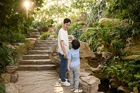 父亲带着儿子在植物园参观图片