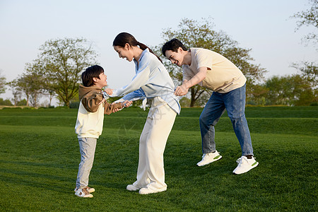 游戏家庭素材一家人在草坪上玩老鹰抓小鸡背景