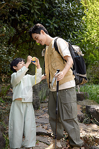 小男孩用相机拍山景 图片