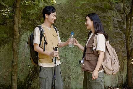 男孩给女朋友在登山途中递水图片