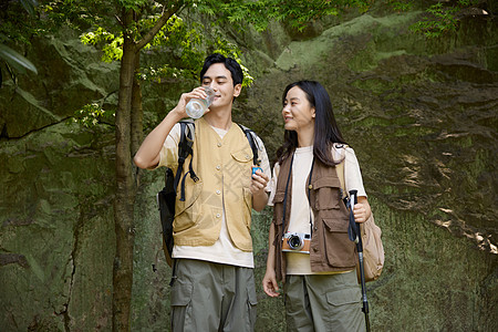 帅气小伙在登山途中喝水高清图片