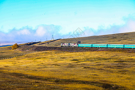 火车在蒙古草原上图片