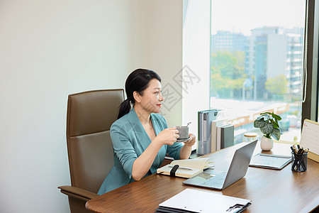 女白领办公室休息喝咖啡图片