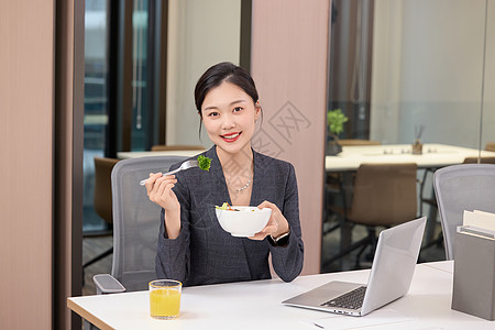 打卡轻食的职业女强人形象图片