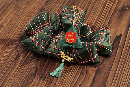 端午节传统美食粽子和香包图片