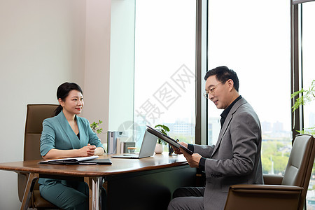 男老板和女老板在办公室洽谈图片