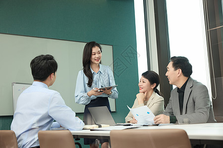 在会议室开会讨论的商务团队图片