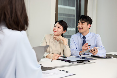 在会议室开会的女老板图片