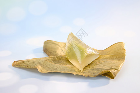 一片粽叶上的绿色水晶粽子图片