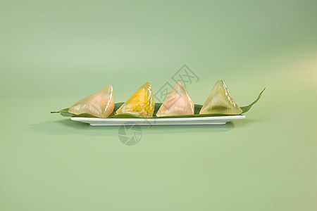 盘中粽叶上的四个彩色水晶粽子图片