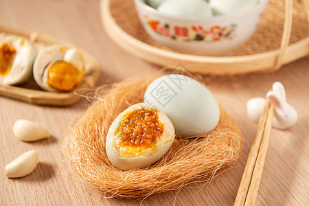原木桌上的中式美食咸鸭蛋图片