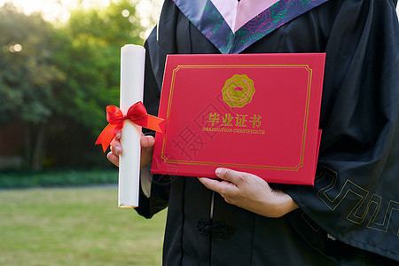 大学生手拿毕业证图片