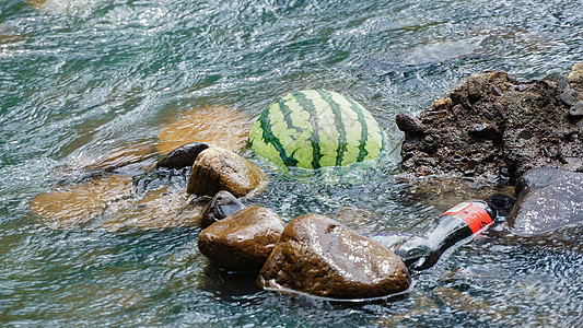夏日溪水中的西瓜图片