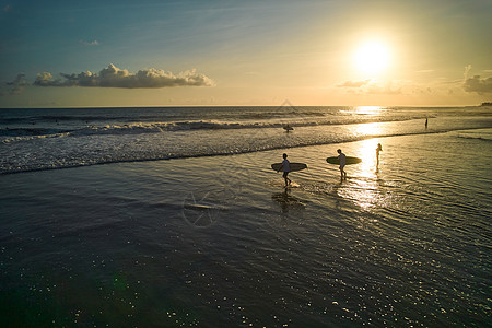 海边夕阳下的冲浪者图片